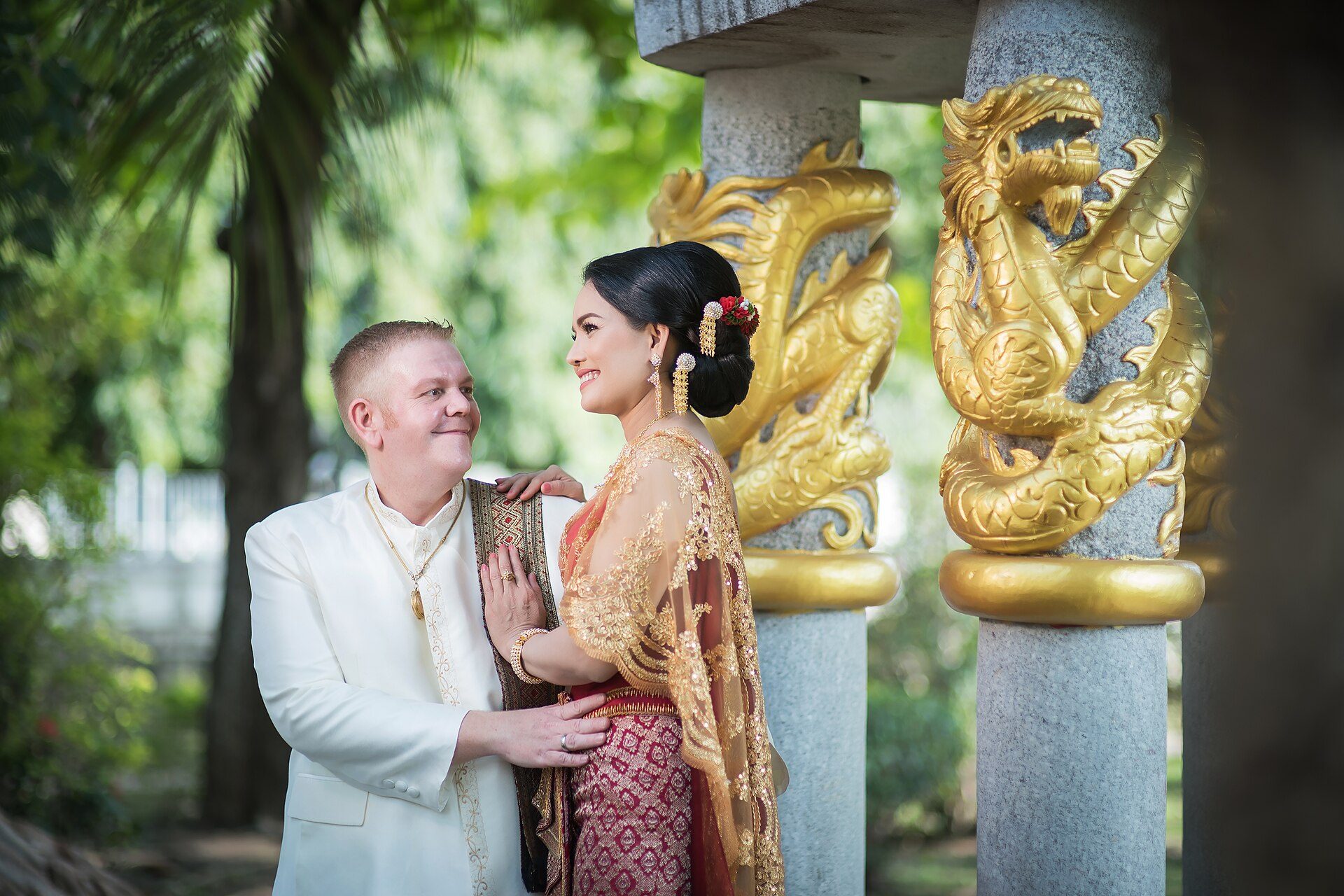 คู่รักในพิธีมงคลสมรสแบบไทย ณ จังหวัดภูเก็ต ช่วงเริ่มต้นชีวิตคู่